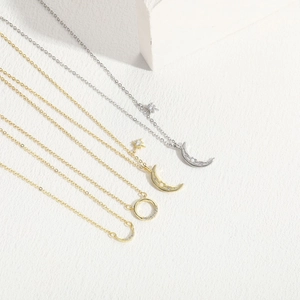 Juego de collares con colgante de luna y estrella minimalista con opalo y circonia