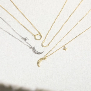 Elegante juego de collares con colgantes de luna y estrella con ópalo y circonitas
