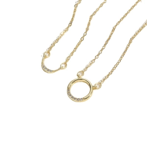 Elegante collar dorado con colgantes de luna creciente y círculo con circón
