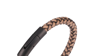 Dettaglio macro del cinturino in pelle intrecciata marrone e fibbia in metallo nero
