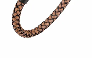 Dettaglio del bracciale in pelle intrecciata bicolore marrone e nero con trama di qualità