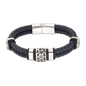 Détail du bracelet en cuir tressé bleu avec fermoir magnétique géométrique en acier inoxydable