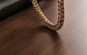 Macro di cordoncino in pelle intrecciata marrone che mostra trama fine e intreccio