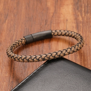 Bracciale da uomo intrecciato in pelle marrone con chiusura magnetica nera opaca