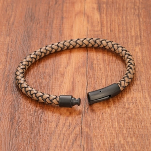 Bracciale classico in pelle intrecciata marrone con chiusura magnetica in metallo nero