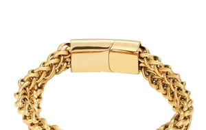 Dettaglio di un bracciale punk dorato con chiusura rettangolare liscia e catena a maglia