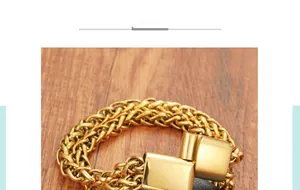 Dettaglio del bracciale punk hip hop a doppia catena dorata con grande chiusura quadrata