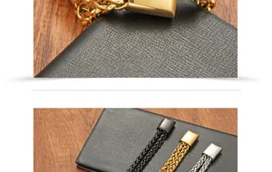 Dettaglio di braccialetti a doppia catena punk hip hop nei colori nero, oro e argento