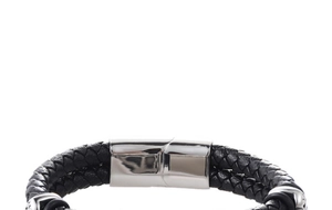 Primo piano di un bracciale in pelle intrecciata nera a due strati con chiusura magnetica argento