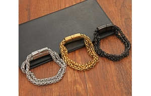 Dettaglio di bracciali punk a catena cubana argento, oro e neri con chiusura magnetica