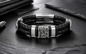 Dettaglio del bracciale da uomo in pelle intrecciata con inserti in metallo incisi