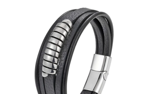 Makroaufnahme von mehrlagigem Herren-Lederarmband in Schwarz mit Magnetverschluss