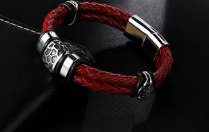 Dettaglio del cordino in pelle intrecciata rosso scuro con fibbia magnetica in argento