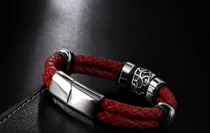 Dettaglio del bracciale in pelle intrecciata rossa con chiusura magnetica e anello ornato