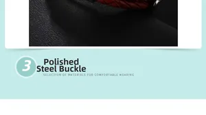 Dettaglio di una chiusura in acciaio lucido su un bracciale in pelle intrecciata rossa