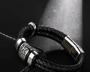 Macro di bracciale in pelle intrecciata nera a doppio strato con charm in metallo a nido