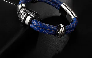 Macro di bracciale in pelle intrecciata blu con perline in acciaio inossidabile