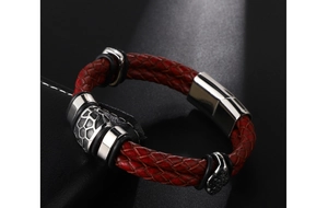 Dettaglio del bracciale da uomo in pelle intrecciata rossa con chiusura magnetica