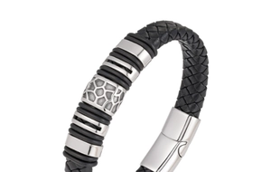 Nahaufnahme von Herren Lederarmband mit geometrischer Metallschließe und Wabenmuster