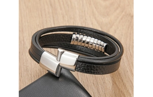Nahaufnahme eines mehrlagigen Lederarmbands für Herren mit poliertem Stahlverschluss