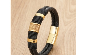 Dettaglio del bracciale in pelle intrecciata nera da uomo con chiusura magnetica dorata