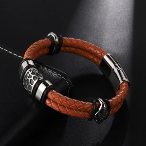 Bracciale da uomo a doppio strato in pelle intrecciata marrone con chiusura in acciaio