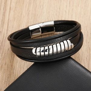 Mehrlagiges schwarzes Lederarmband für Herren mit Silberverschluss auf einer Geschenkbox
