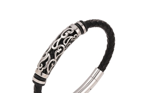 Dettaglio del bracciale in pelle nera intrecciata con motivo a nuvole e chiusura metallica