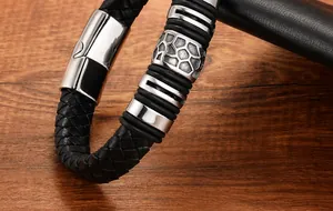 Makroaufnahme von Herren Lederarmband geflochten mit hohlgefrästem Edelstahl-Element