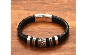 Detailansicht eines geflochtenen schwarzen Lederarmbands für Herren mit Stahlelement