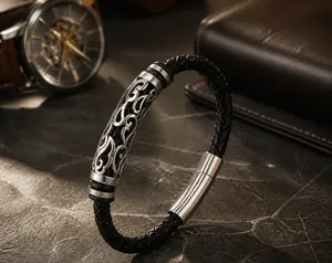 Dettaglio del bracciale in pelle intrecciata da 6 mm con chiusura in acciaio inciso