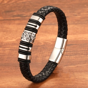 Herren Punk Lederarmband in Schwarz geflochten mit silbernen Metall-Charms und Magnetverschluss