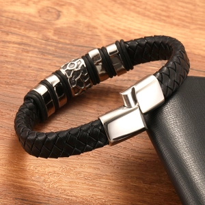 Herren Lederarmband geflochten in Schwarz mit silbernem Magnetverschluss und Anhängern