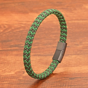 Bracelet pour homme en cuir tressé vert et marron avec fermoir magnétique mat