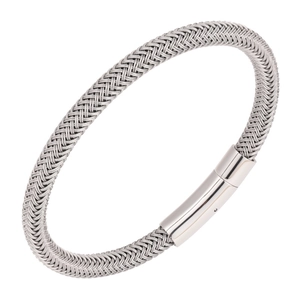 Détail d'un bracelet tissé en acier inoxydable avec un fermoir cylindrique en métal poli