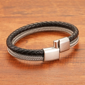 Dettaglio bracciale da uomo a doppio strato in pelle nera e filo d'acciaio intrecciato