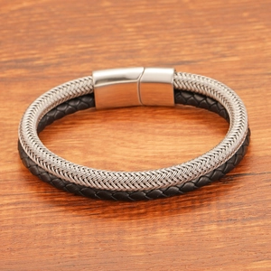 Dettaglio del bracciale a doppio strato in filo d'acciaio e pelle con chiusura magnetica