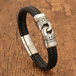 Bracelet pour hommes en cuir tressé noir avec fermoir totem en acier argenté