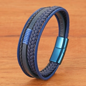 Mehrlagiges geflochtenes Lederarmband für Herren mit blauem Magnetverschluss auf Holzgrund