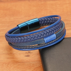 Mehrlagiges dunkelblaues geflochtenes Lederarmband mit blauem Magnetverschluss aus Stahl
