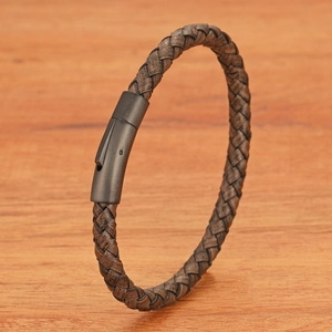 Minimalistische herenarmband van gevlochten leer met zwarte matte gesp op hout