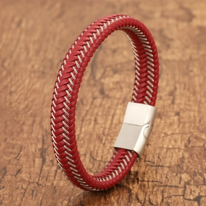 Pulsera de cuero rojo trenzado para hombre con un cierre magnético de acero pulido