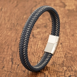 Primer plano de pulsera de cuero trenzado azul oscuro con hilo de acero y cierre mate