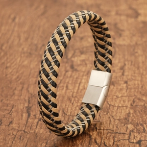 Detalle del brazalete de cuero trenzado para hombre con cierre magnético plateado mate