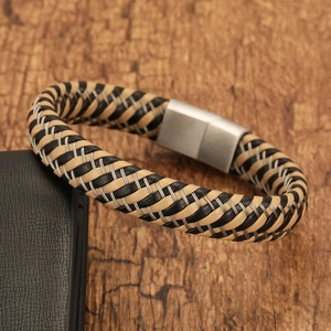 Detalle de una pulsera de cuero trenzado multicolor con cierre magnético cepillado