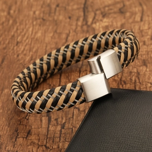Primer plano de la pulsera de cuero trenzado para hombre con hilo de plata y cierre magnético