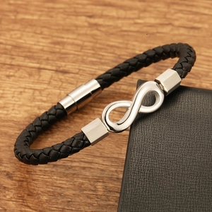 Nahaufnahme von schwarzem Lederarmband mit silbernem Unendlichkeitssymbol und Magnetverschluss