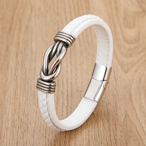Gevlochten witte leren herenarmband met zilveren magneetsluiting op houten decor