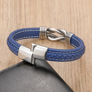 Macro-opname van blauw gevlochten leren herenarmband met roestvrijstalen magneetsluiting