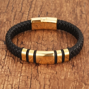 Detalle de la pulsera de cuero trenzado negro para hombre con cierre magnético dorado